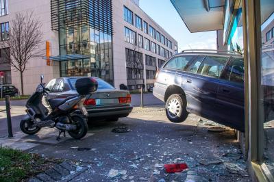 Stuttgart Bad Cannstatt: PKW faehrt in Schaufenster